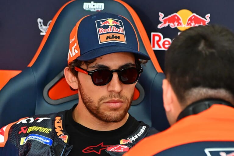 『ZEPHIRIN 47』をかけるエネア・バスティアニーニ(レッドブルKTMテック3)|「ベストドレッサーは誰? 」この夏、アイウェアもTOPライダーのレプリカで決めろ【MotoGPサングラス・コレクション2025】