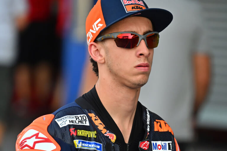 『GIGAWATT』をかけるペドロ・アコスタ(レッドブルKTMファクトリーレーシング)|「ベストドレッサーは誰? 」この夏、アイウェアもTOPライダーのレプリカで決めろ【MotoGPサングラス・コレクション2025】