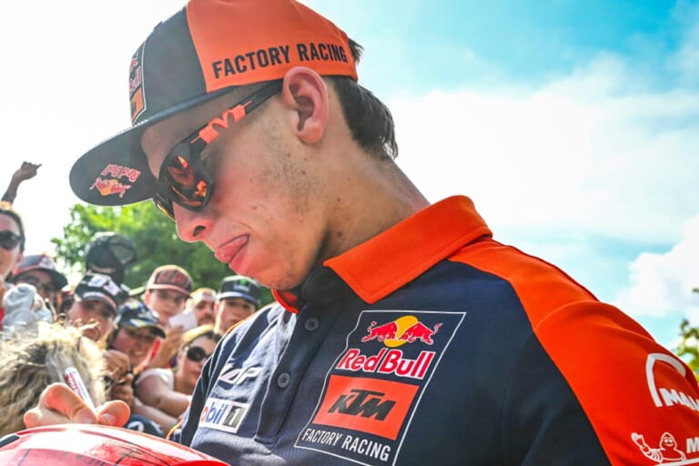 『PLEASURE』をかけるペドロ・アコスタ(レッドブルKTMファクトリーレーシング)|「ベストドレッサーは誰? 」この夏、アイウェアもTOPライダーのレプリカで決めろ【MotoGPサングラス・コレクション2025】