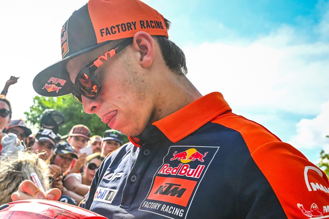 『PLEASURE』をかけるペドロ・アコスタ(レッドブルKTMファクトリーレーシング)|「ベストドレッサーは誰? 」この夏、アイウェアもTOPライダーのレプリカで決めろ【MotoGPサングラス・コレクション2025】