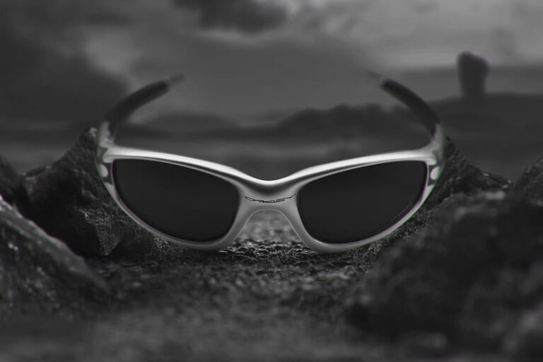 『Straight Jacket 99』正面|「ベストドレッサーは誰? 」この夏、アイウェアもTOPライダーのレプリカで決めろ【MotoGPサングラス・コレクション2025】