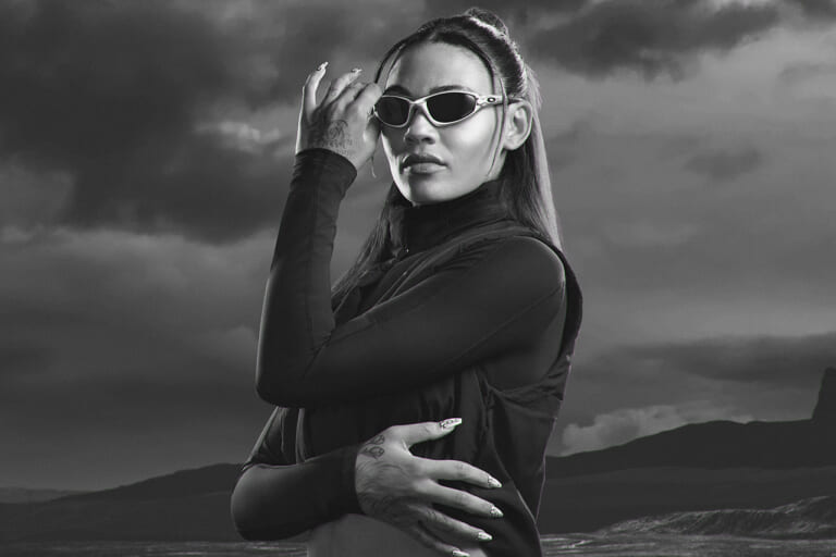 『Straight Jacket 99』をかけるトリニティ・ロッドマン|「ベストドレッサーは誰? 」この夏、アイウェアもTOPライダーのレプリカで決めろ【MotoGPサングラス・コレクション2025】