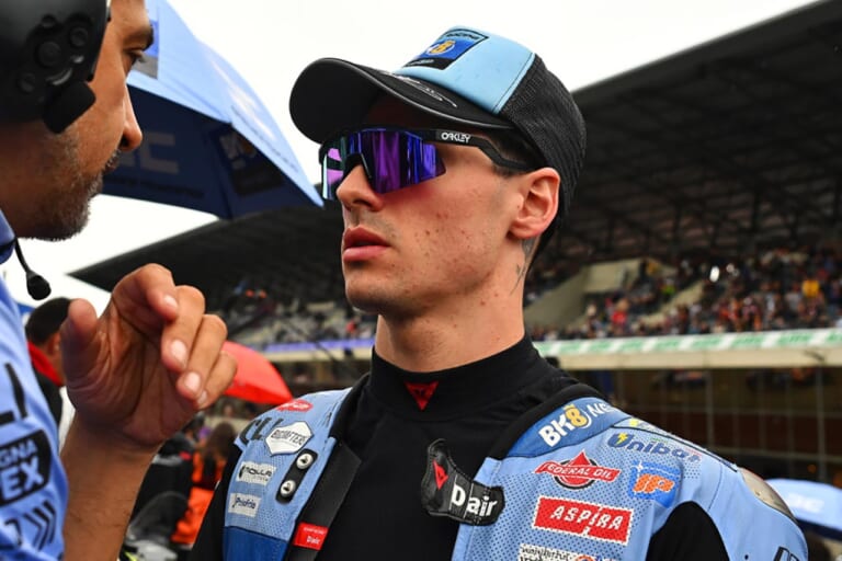 『Hydra』をかけるフェルミン・アルデゲル(BK8グレシーニレーシングMotoGP)|「ベストドレッサーは誰? 」この夏、アイウェアもTOPライダーのレプリカで決めろ【MotoGPサングラス・コレクション2025】