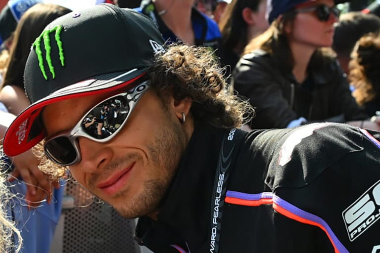 『Straight Jacket 99』をかけるマルコ・ベッツェッキ(アプリリアレーシング)|「ベストドレッサーは誰? 」この夏、アイウェアもTOPライダーのレプリカで決めろ【MotoGPサングラス・コレクション2025】