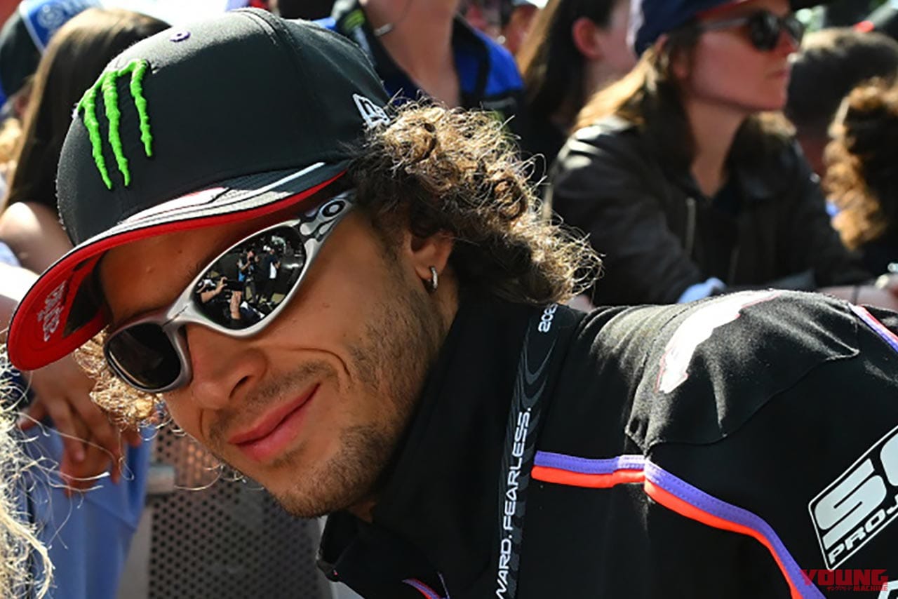 『Straight Jacket 99』をかけるマルコ・ベッツェッキ(アプリリアレーシング)|「ベストドレッサーは誰? 」この夏、アイウェアもTOPライダーのレプリカで決めろ【MotoGPサングラス・コレクション2025】