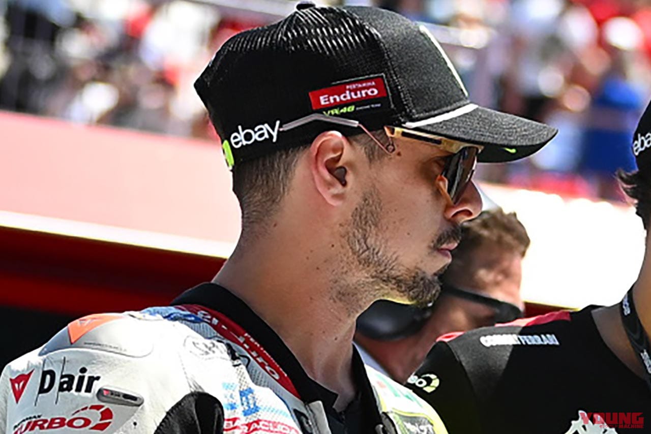 『BXTR Metal Forge Collection」をかけるファビオ・ディ・ジャンアントニオ(プルタミナエンデューロVR46レーシングチーム)。|「ベストドレッサーは誰? 」この夏、アイウェアもTOPライダーのレプリカで決めろ【MotoGPサングラス・コレクション2025】