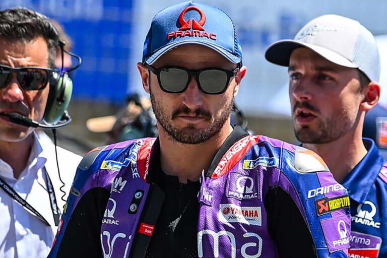 『Paracord』をかけるジャック・ミラー(プリマプラマックヤマハ)|「ベストドレッサーは誰? 」この夏、アイウェアもTOPライダーのレプリカで決めろ【MotoGPサングラス・コレクション2025】