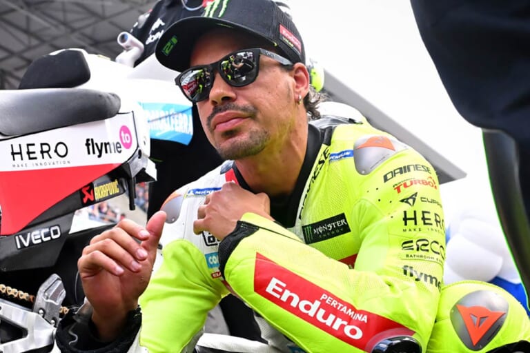 『Frogskins』をかけるフランコ・モルビデリ(プルタミナエンデューロVR46レーシングチーム)|「ベストドレッサーは誰? 」この夏、アイウェアもTOPライダーのレプリカで決めろ【MotoGPサングラス・コレクション2025】