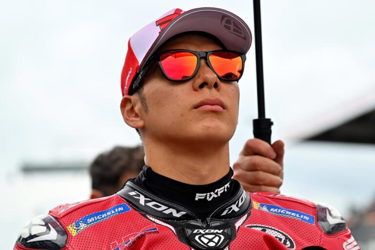 『Frogskins(Low Bridge Fit)』をかける中上貴晶|「ベストドレッサーは誰? 」この夏、アイウェアもTOPライダーのレプリカで決めろ【MotoGPサングラス・コレクション2025】