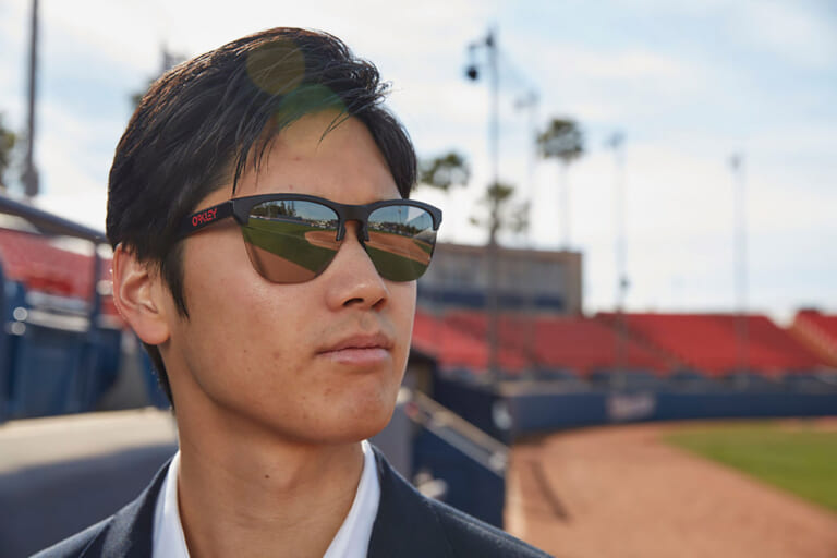 オークリーのサングラスをかける大谷翔平