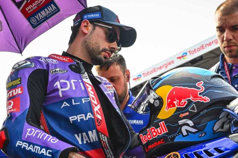 『Frogskins』をかけるミゲール・オリベイラ(プリマプラマックヤマハ)|「ベストドレッサーは誰? 」この夏、アイウェアもTOPライダーのレプリカで決めろ【MotoGPサングラス・コレクション2025】