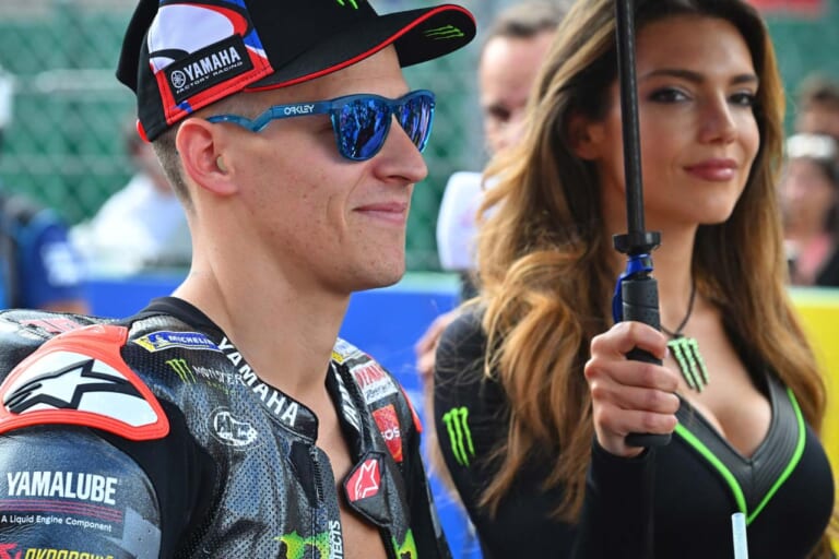 『Frogskins Hybrid Fabio Quartararo』をかけるファビオ・クアルタラロ(モンスターエナジーヤマハMotoGP)|「ベストドレッサーは誰? 」この夏、アイウェアもTOPライダーのレプリカで決めろ【MotoGPサングラス・コレクション2025】