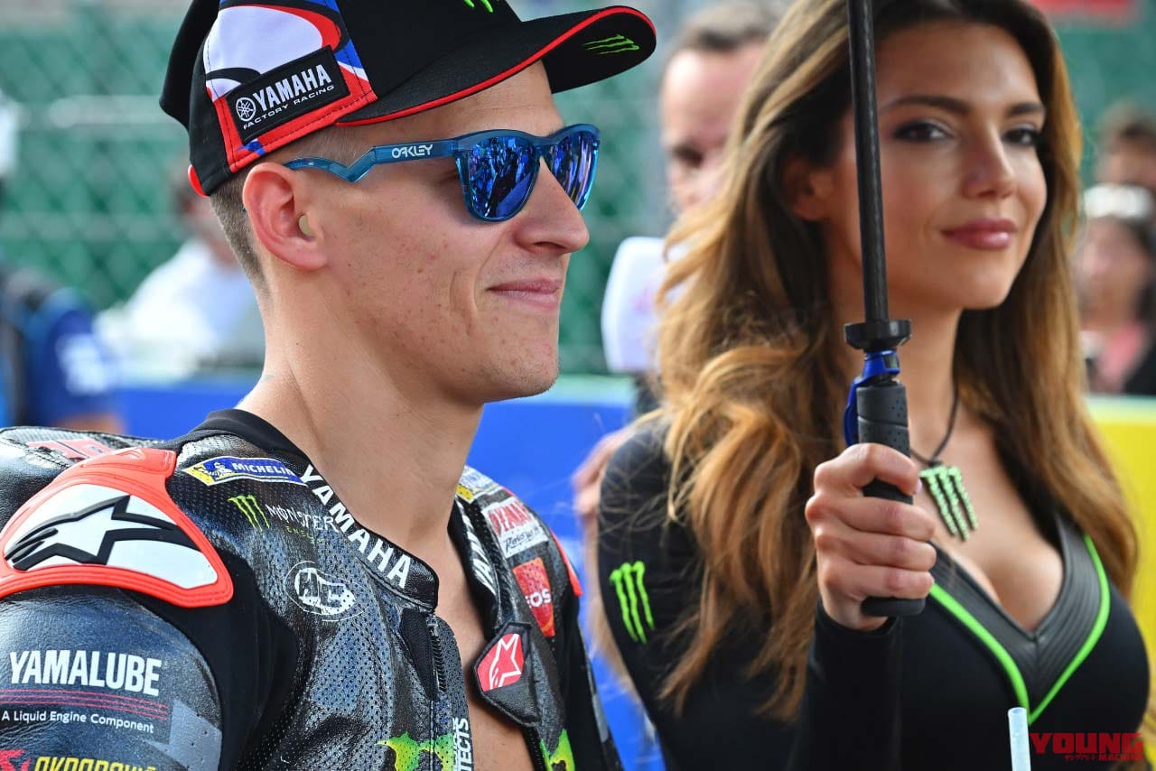 『Frogskins Hybrid Fabio Quartararo』をかけるファビオ・クアルタラロ(モンスターエナジーヤマハMotoGP)|「ベストドレッサーは誰? 」この夏、アイウェアもTOPライダーのレプリカで決めろ【MotoGPサングラス・コレクション2025】