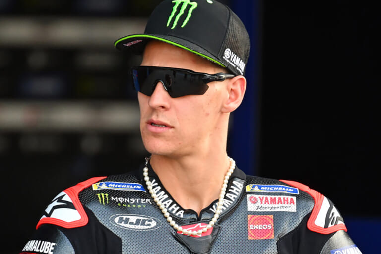 『Radar EV』をかけるファビオ・クアルタラロ(モンスターエナジーヤマハMotoGP)|「ベストドレッサーは誰? 」この夏、アイウェアもTOPライダーのレプリカで決めろ【MotoGPサングラス・コレクション2025】