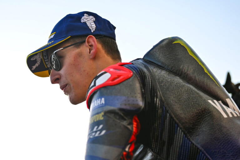 『Pitchman R』をかけるファビオ・クアルタラロ(モンスターエナジーヤマハMotoGP)|「ベストドレッサーは誰? 」この夏、アイウェアもTOPライダーのレプリカで決めろ【MotoGPサングラス・コレクション2025】