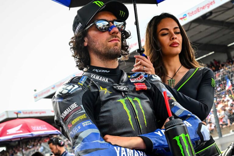 『Latch』をかけるアレックス・リンス(モンスターエナジーヤマハMotoGP)