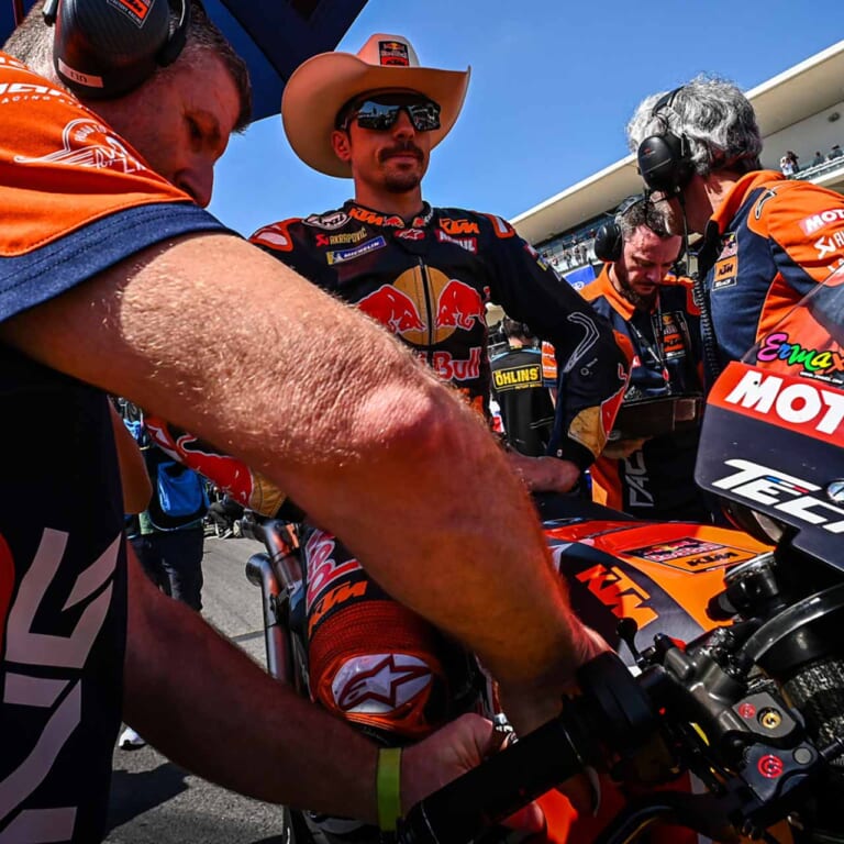 『BXTR MotoGP Collection(バクスター)』をかけるマーベリック・ビニャーレス(レッドブルKTMテック3)|「ベストドレッサーは誰? 」この夏、アイウェアもTOPライダーのレプリカで決めろ【MotoGPサングラス・コレクション2025】