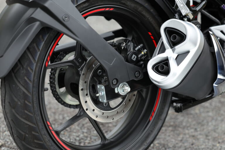 スズキ|ジクサー150|2025年モデル|「良心的」「燃費もスゲェ!」特別なものは何もない、なのに好バランス……スズキ「ジクサー150」試乗インプレッション