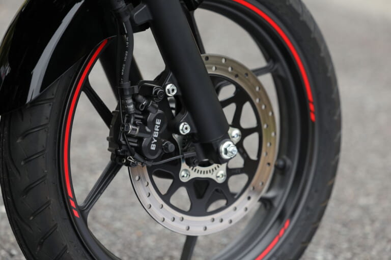 スズキ|ジクサー150|2025年モデル|「良心的」「燃費もスゲェ!」特別なものは何もない、なのに好バランス……スズキ「ジクサー150」試乗インプレッション