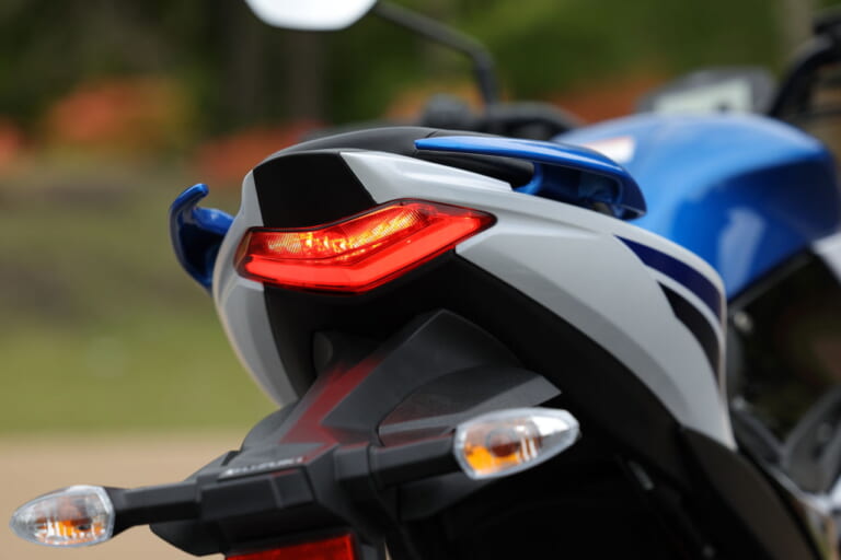 スズキ|ジクサー150|2025年モデル|「良心的」「燃費もスゲェ!」特別なものは何もない、なのに好バランス……スズキ「ジクサー150」試乗インプレッション