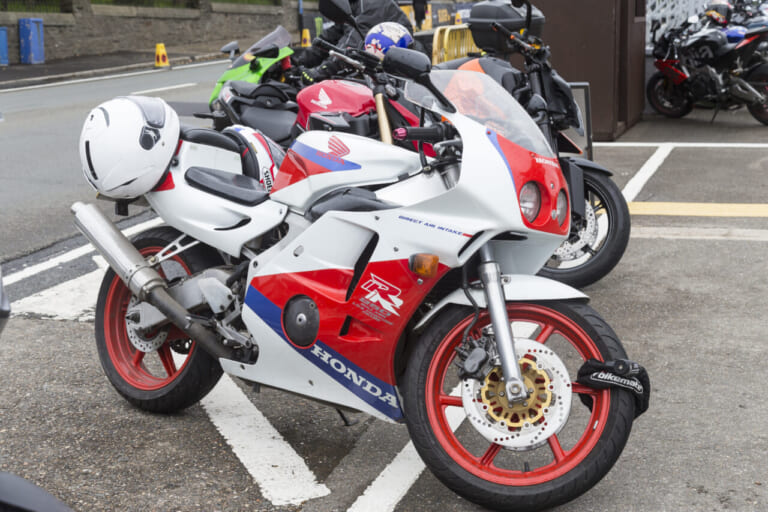 マン島TTで見つけたレアなバイク36選! 欧州で大切に乗られている日本車、トンデモカスタムの欧州車も?|マン島TTで見つけたレアなバイク36選! 欧州で大切に乗られている日本車、トンデモカスタムの欧州車も?