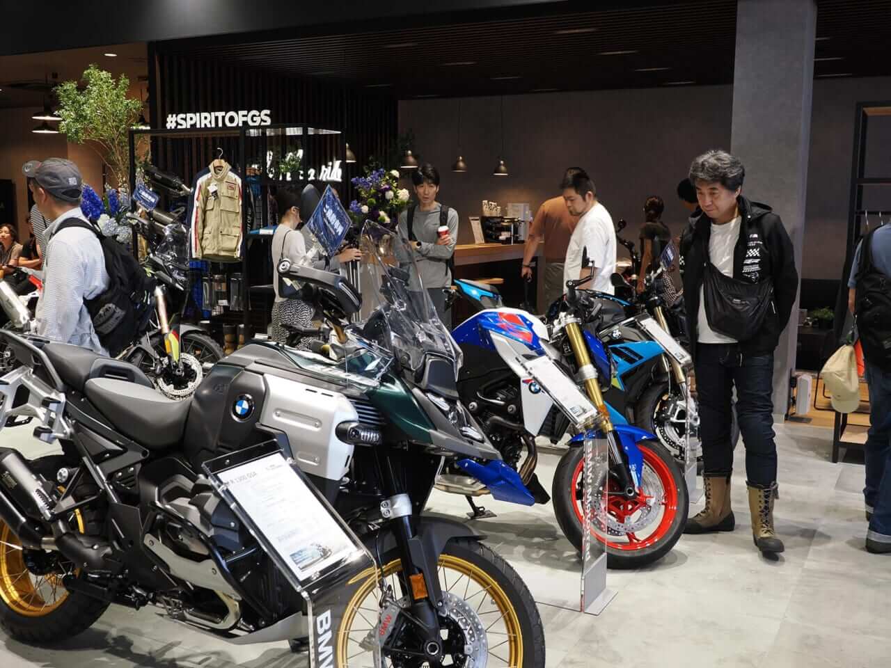 ｜新たな店舗デザインにBMWユーザーが集う。モトラッドミツオカ堺店が6月移転OPEN
