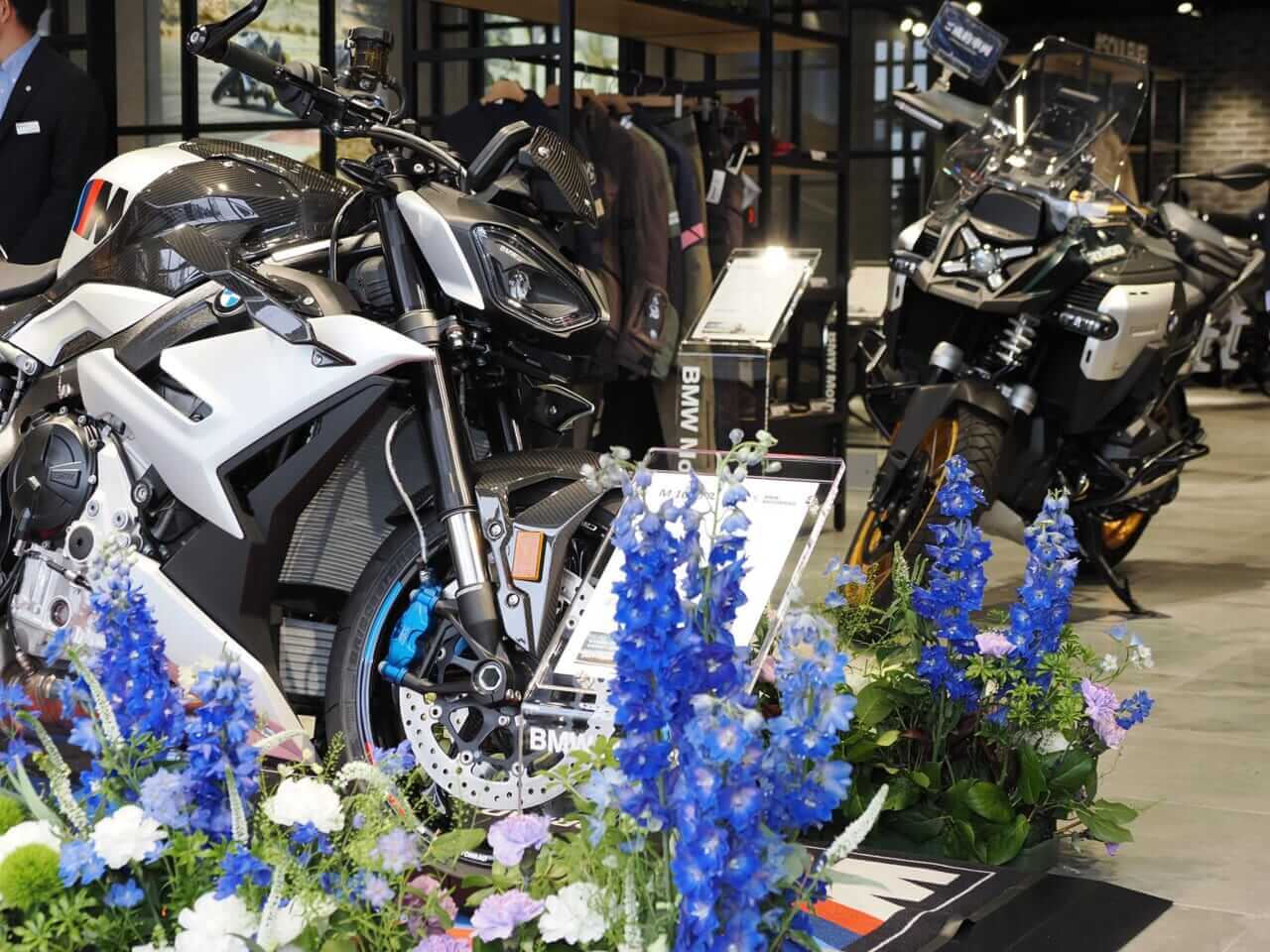 ショールーム｜モトラッドミツオカ堺｜新たな店舗デザインにBMWユーザーが集う。モトラッドミツオカ堺店が6月移転OPEN