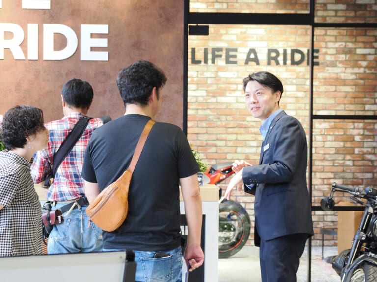 ショールーム｜モトラッドミツオカ堺｜新たな店舗デザインにBMWユーザーが集う。モトラッドミツオカ堺店が6月移転OPEN