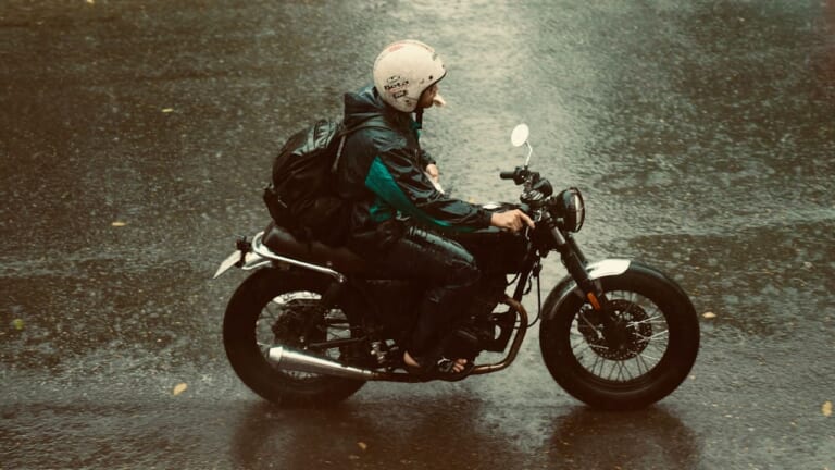 「梅雨でもバイク通勤/通学しなきゃ…」そんなときどうすれば安全? 気をつけるポイントと走り方を解説してみた