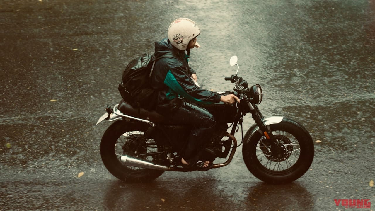 「梅雨でもバイク通勤/通学しなきゃ…」そんなときどうすれば安全? 気をつけるポイントと走り方を解説してみた|「梅雨でもバイク通勤/通学しなきゃ…」そんなときどうすれば安全? 気をつけるポイントと走り方を解説してみた