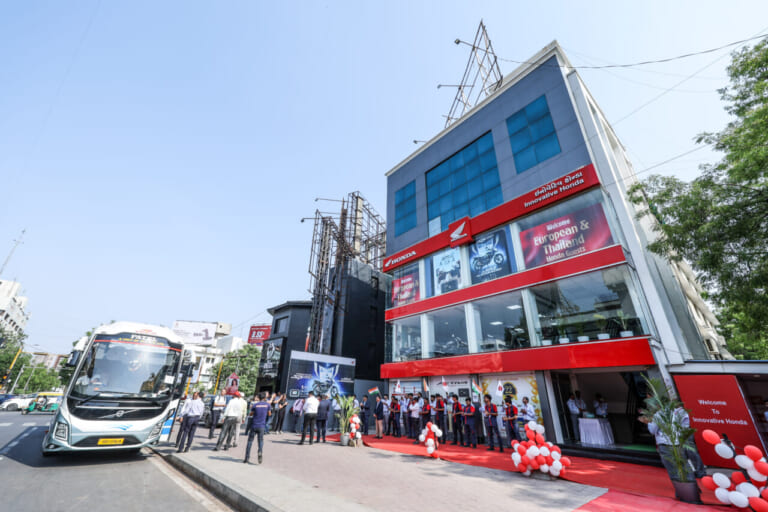 販売店|【1日で最大16万台を売る?! 】脅威のバイク巨大市場「インド」でホンダ 二輪車生産5億台記念式典に参加してきた