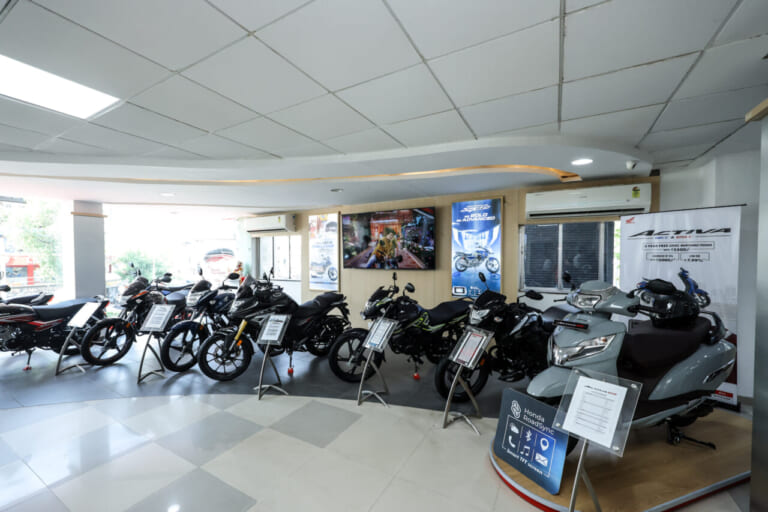 販売店｜【1日で最大16万台を売る?! 】脅威のバイク巨大市場「インド」でホンダ 二輪車生産5億台記念式典に参加してきた