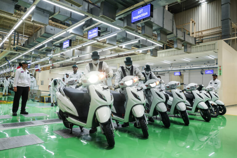 製造ライン｜【1日で最大16万台を売る?! 】脅威のバイク巨大市場「インド」でホンダ 二輪車生産5億台記念式典に参加してきた