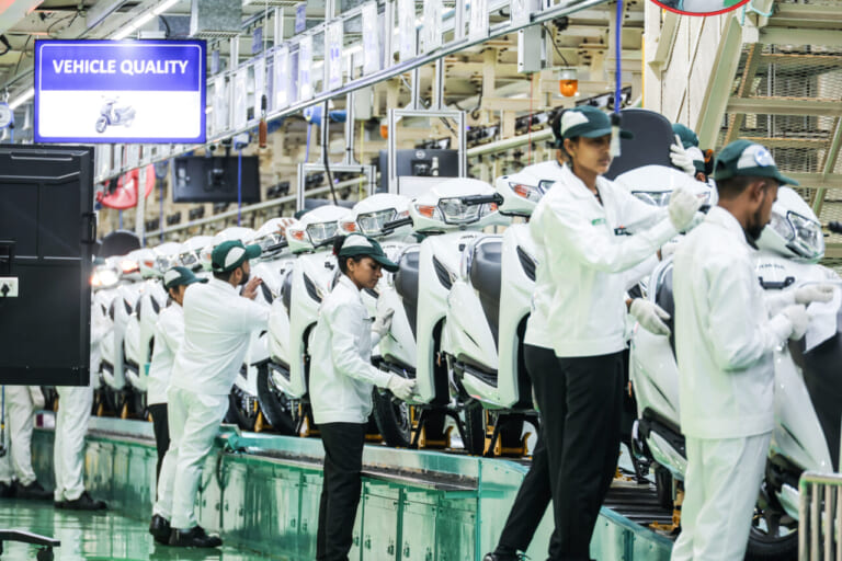 製造ライン｜【1日で最大16万台を売る?! 】脅威のバイク巨大市場「インド」でホンダ 二輪車生産5億台記念式典に参加してきた