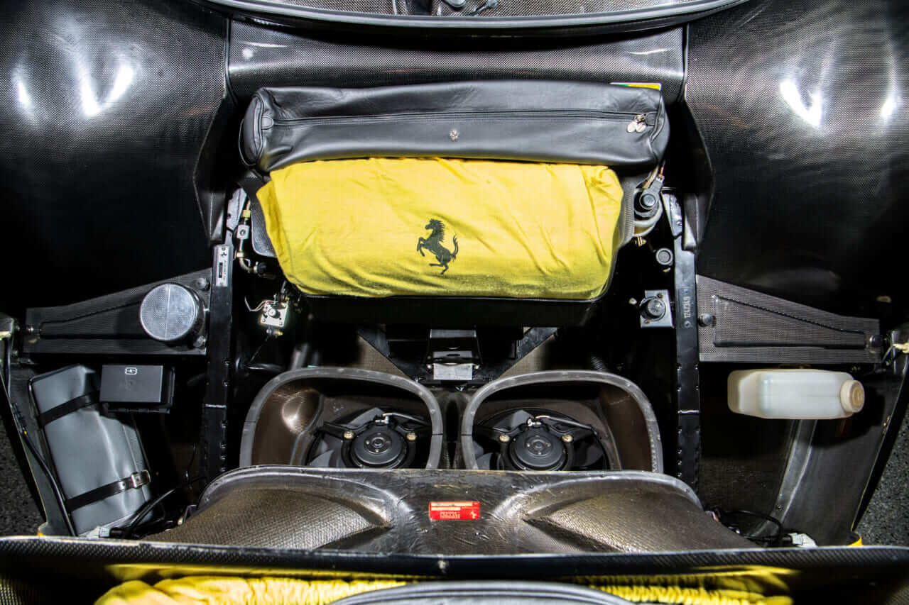 フロントスカットル前｜「F1部門と市販車部門がタッグを組んだ」唯一無二のフェラーリ! V12搭載のF50こそ「公道を走れる直系マシン」その伝説と魅力に迫る