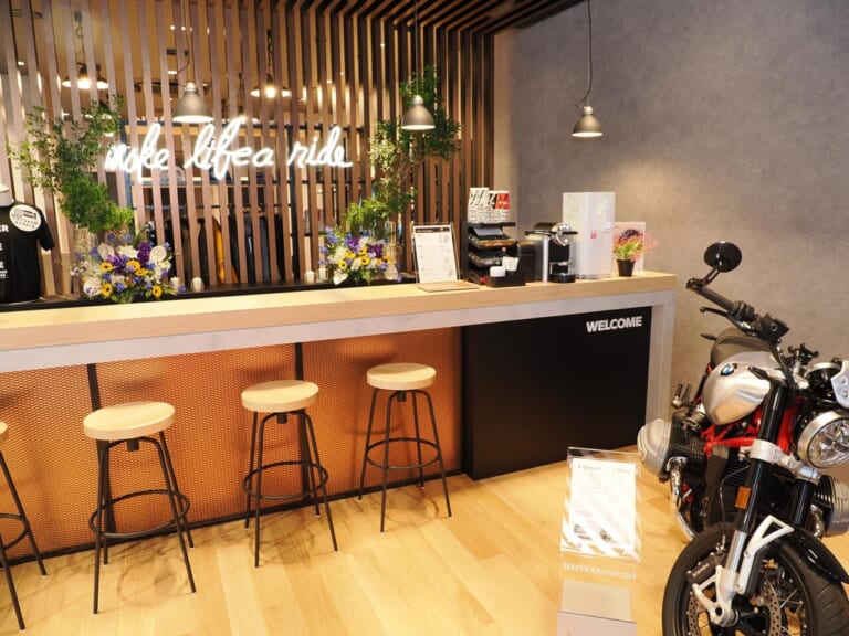 カフェカウンター｜モトラッドミツオカ堺｜新たな店舗デザインにBMWユーザーが集う。モトラッドミツオカ堺店が6月移転OPEN