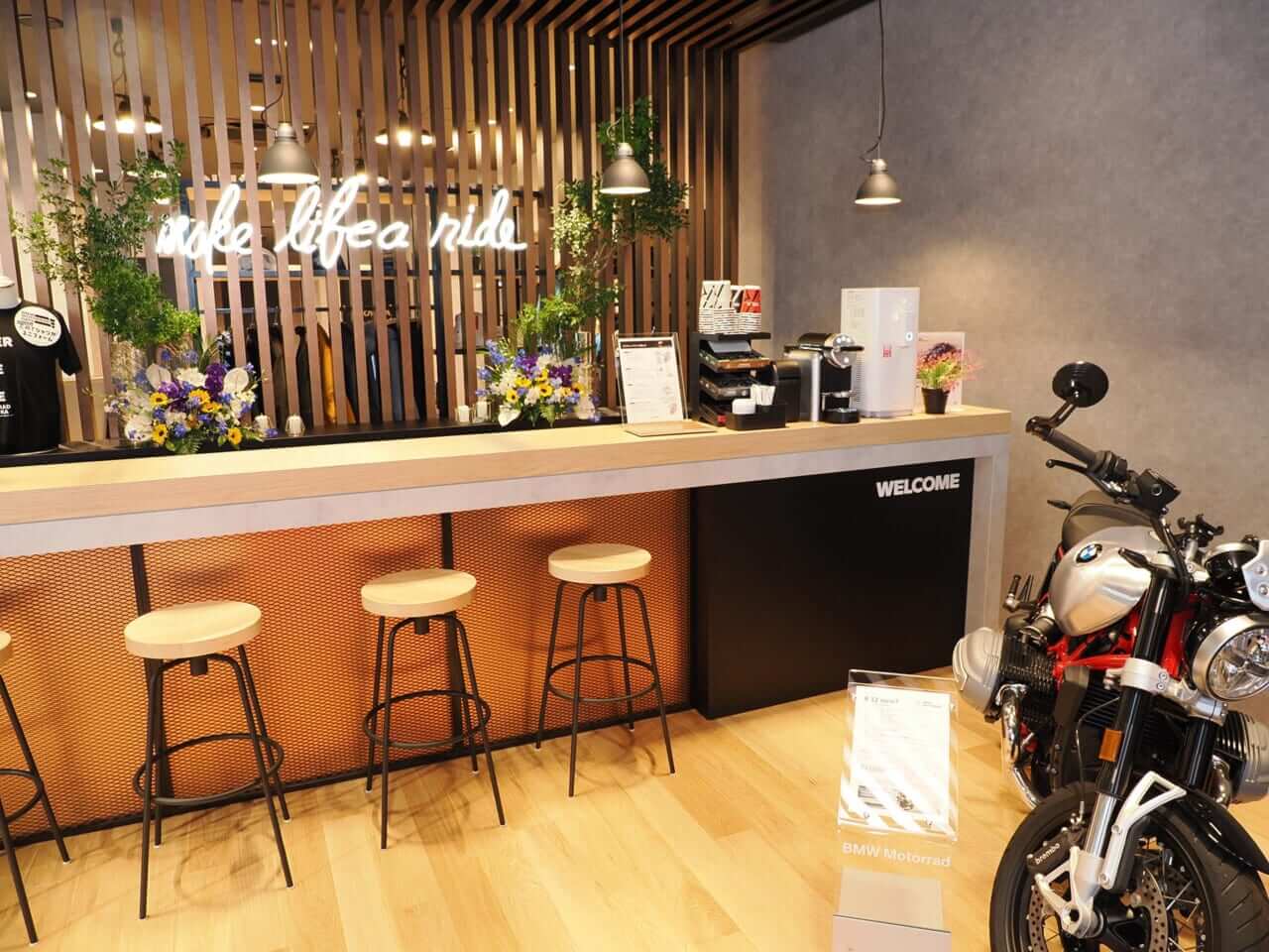 カフェカウンター｜モトラッドミツオカ堺｜新たな店舗デザインにBMWユーザーが集う。モトラッドミツオカ堺店が6月移転OPEN