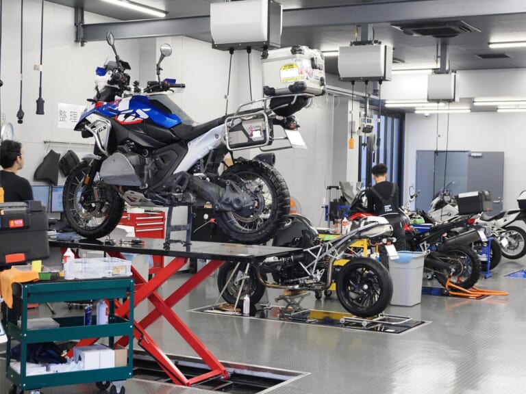 R1300GS｜ピット｜モトラッドミツオカ堺｜新たな店舗デザインにBMWユーザーが集う。モトラッドミツオカ堺店が6月移転OPEN
