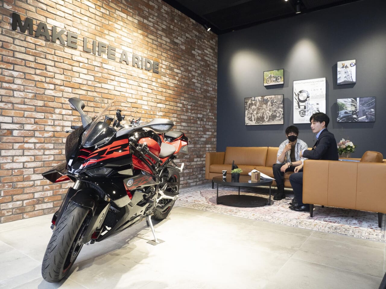 納車ルーム｜モトラッドミツオカ堺｜S1000RR｜新たな店舗デザインにBMWユーザーが集う。モトラッドミツオカ堺店が6月移転OPEN