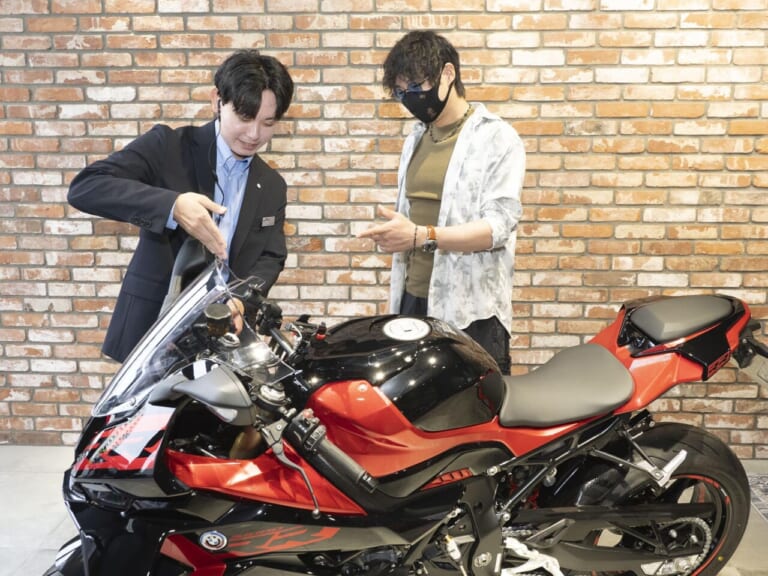 納車ルーム｜モトラッドミツオカ堺｜S1000RR｜新たな店舗デザインにBMWユーザーが集う。モトラッドミツオカ堺店が6月移転OPEN