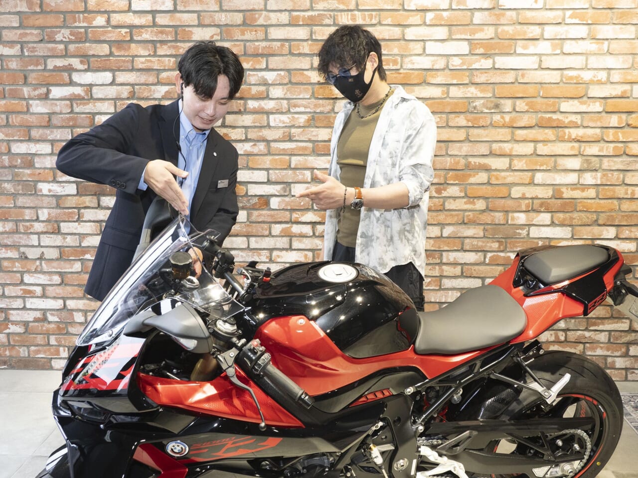 納車ルーム｜モトラッドミツオカ堺｜S1000RR｜新たな店舗デザインにBMWユーザーが集う。モトラッドミツオカ堺店が6月移転OPEN