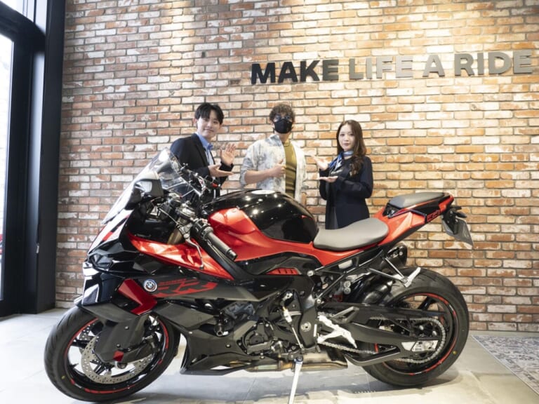 納車ルーム｜モトラッドミツオカ堺｜S1000RR｜新たな店舗デザインにBMWユーザーが集う。モトラッドミツオカ堺店が6月移転OPEN