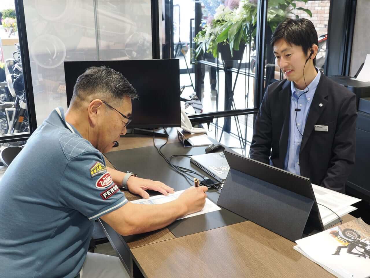 契約｜モトラッドミツオカ堺｜新たな店舗デザインにBMWユーザーが集う。モトラッドミツオカ堺店が6月移転OPEN