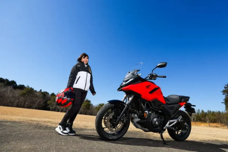 レーシング女子・岡崎静夏、ホンダNC750X DCTに乗る「熟成のクロスオーバーはやっぱり快適、超便利」