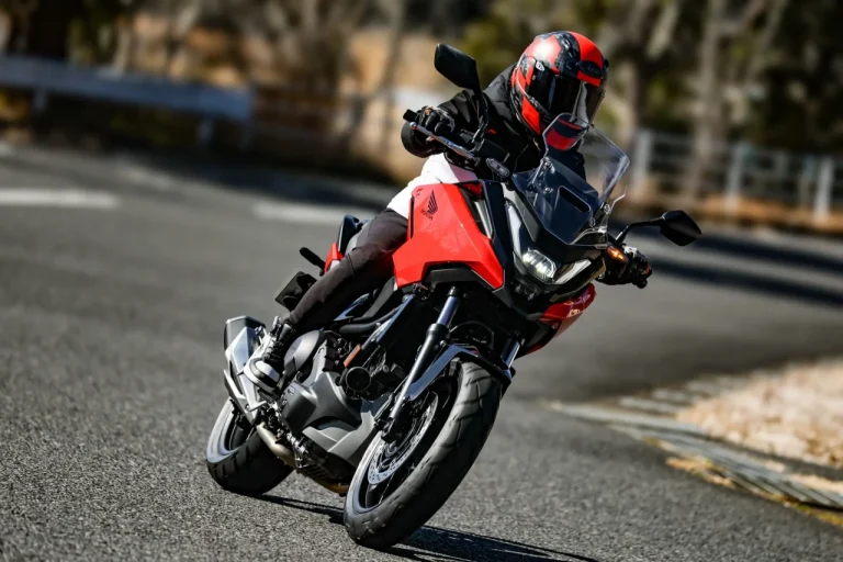 ホンダNC750X DCT×岡崎静夏