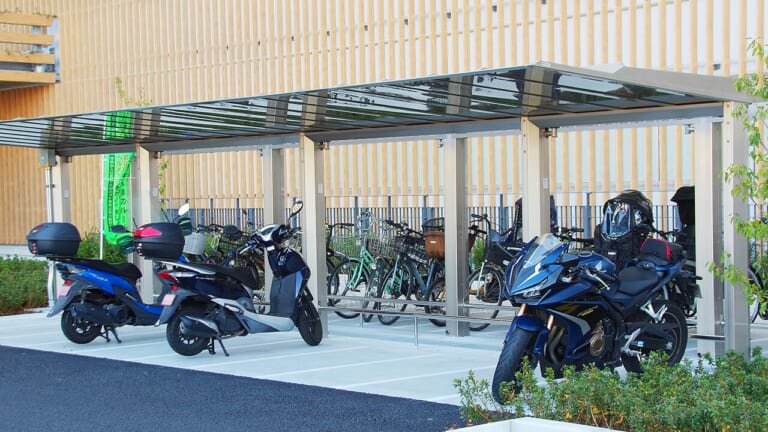 千葉市役所バイク駐車場｜[バイク駐車場問題]千葉市の拡充取り組みを調査：125ccバイクを駐輪場へ積極的に受け入れていた