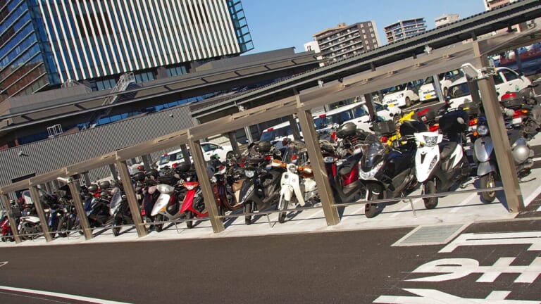 千葉市役所バイク駐車場｜[バイク駐車場問題]千葉市の拡充取り組みを調査：125ccバイクを駐輪場へ積極的に受け入れていた