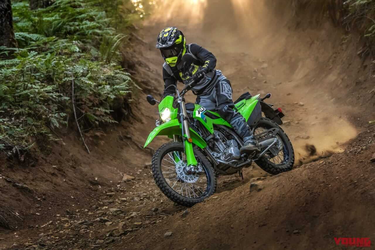 |カワサキ「KLX300/SM」2026年モデル登場! パワフルな水冷292cc単気筒の“闘う4スト”に新色【北米】