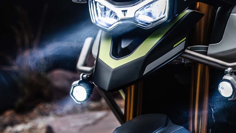 「どこから違反？ 迷惑？」アドベンチャーバイクやSUVに似合う「フォグランプ」の本来の役割とは
