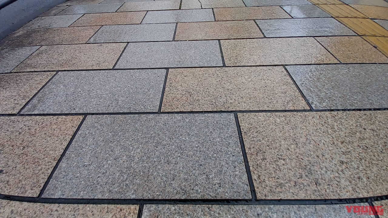 「梅雨でもバイク通勤/通学しなきゃ…」そんなときどうすれば安全? 気をつけるポイントと走り方を解説してみた|「梅雨でもバイク通勤/通学しなきゃ…」そんなときどうすれば安全? 気をつけるポイントと走り方を解説してみた